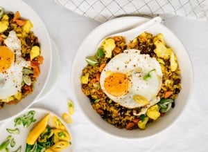 gebratener Curry-Reis mit Spiegelei