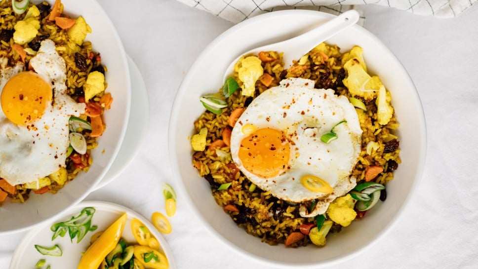 gebratener Curry-Reis mit Spiegelei