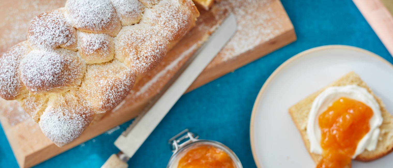 SPAR Mahlzeit Osterbrioche mit Marillen und Rhabarbermarmelade