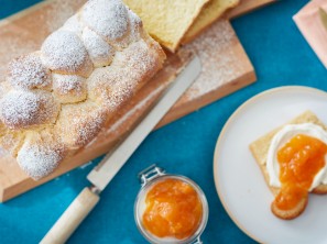 SPAR Mahlzeit Osterbrioche mit Marillen und Rhabarbermarmelade