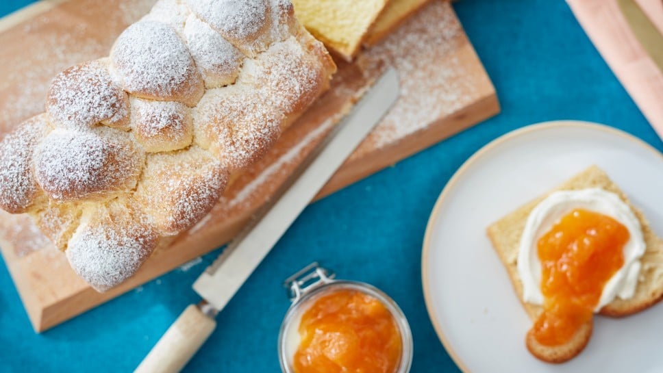 SPAR Mahlzeit Osterbrioche mit Marillen und Rhabarbermarmelade