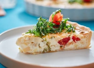 SPAR Mahlzeit Spargeltarte mit Tomaten, Radieschen und Rucola