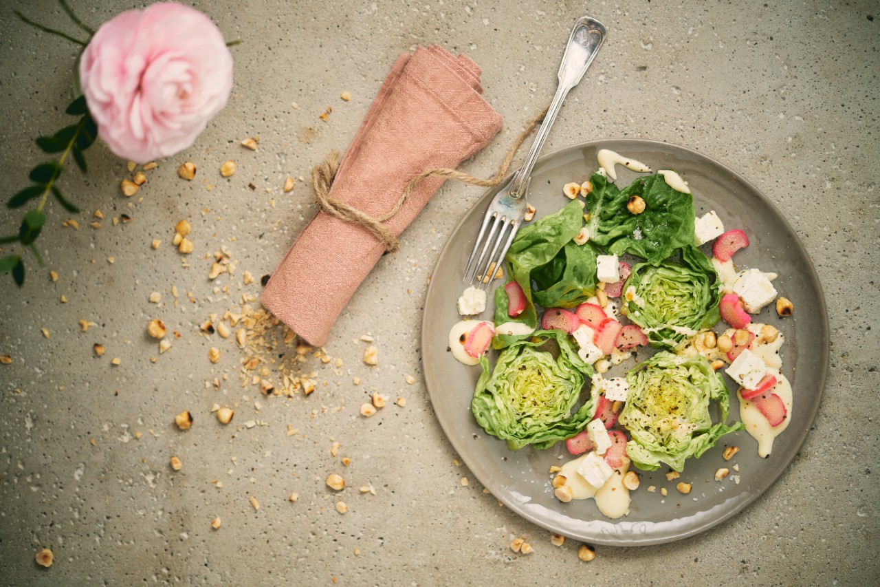 Süß-Saurer Rhabarber-Salat mit Feta und Nüssen
