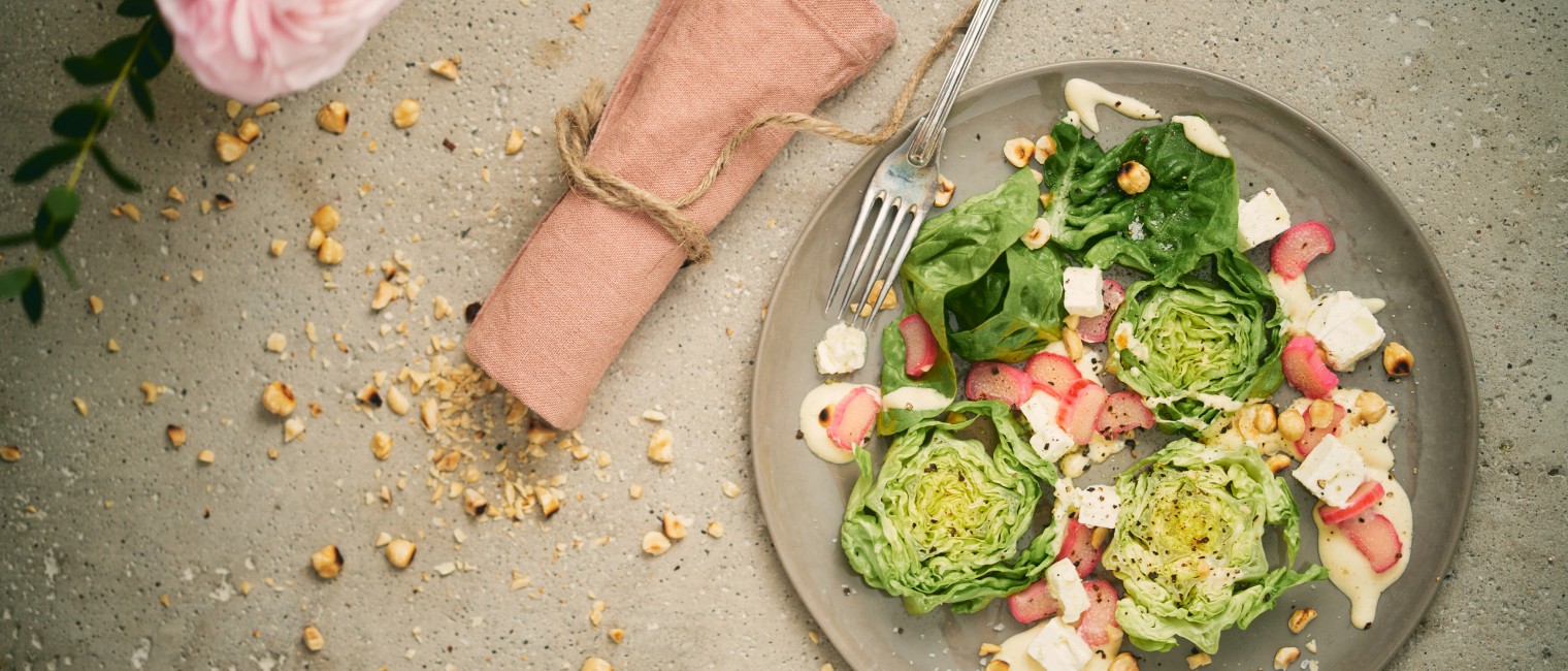 SPAR Mahlzeit süß-sauerer Rhabarber-Salat mit Feta und Nüssen