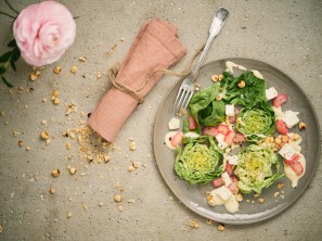 SPAR Mahlzeit süß-sauerer Rhabarber-Salat mit Feta und Nüssen