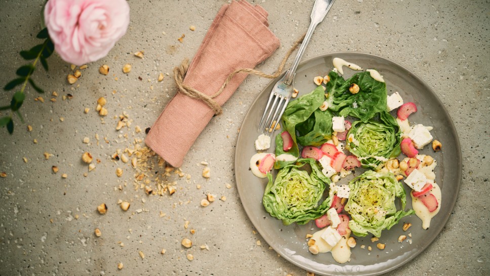 SPAR Mahlzeit süß-sauerer Rhabarber-Salat mit Feta und Nüssen