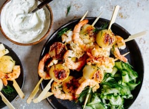 Garnelen-Melonen-Haloumi-Spiese mit Gurken-Dill-Salat und Creme-fraîche-Dip