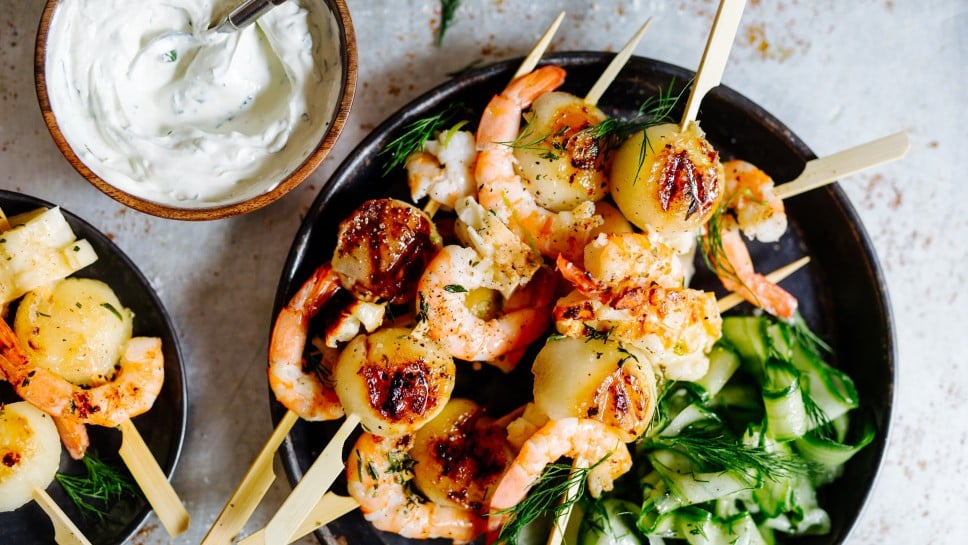 Garnelen-Melonen-Halloumi-Spieße mit Gurken-Dill-Salat