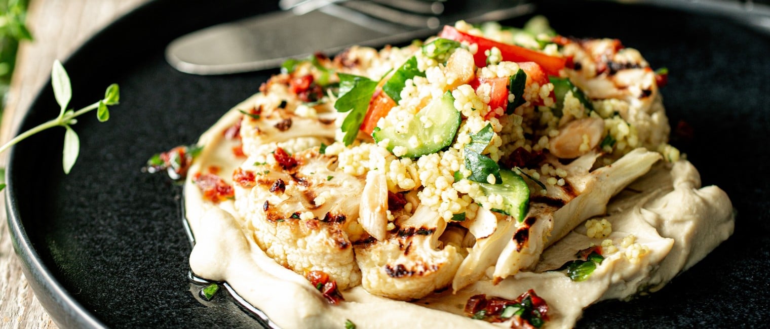 SPAR Mahlzeit Veganes Karfiol-Steak mit Cous Cous-Tabouleh und Hummus