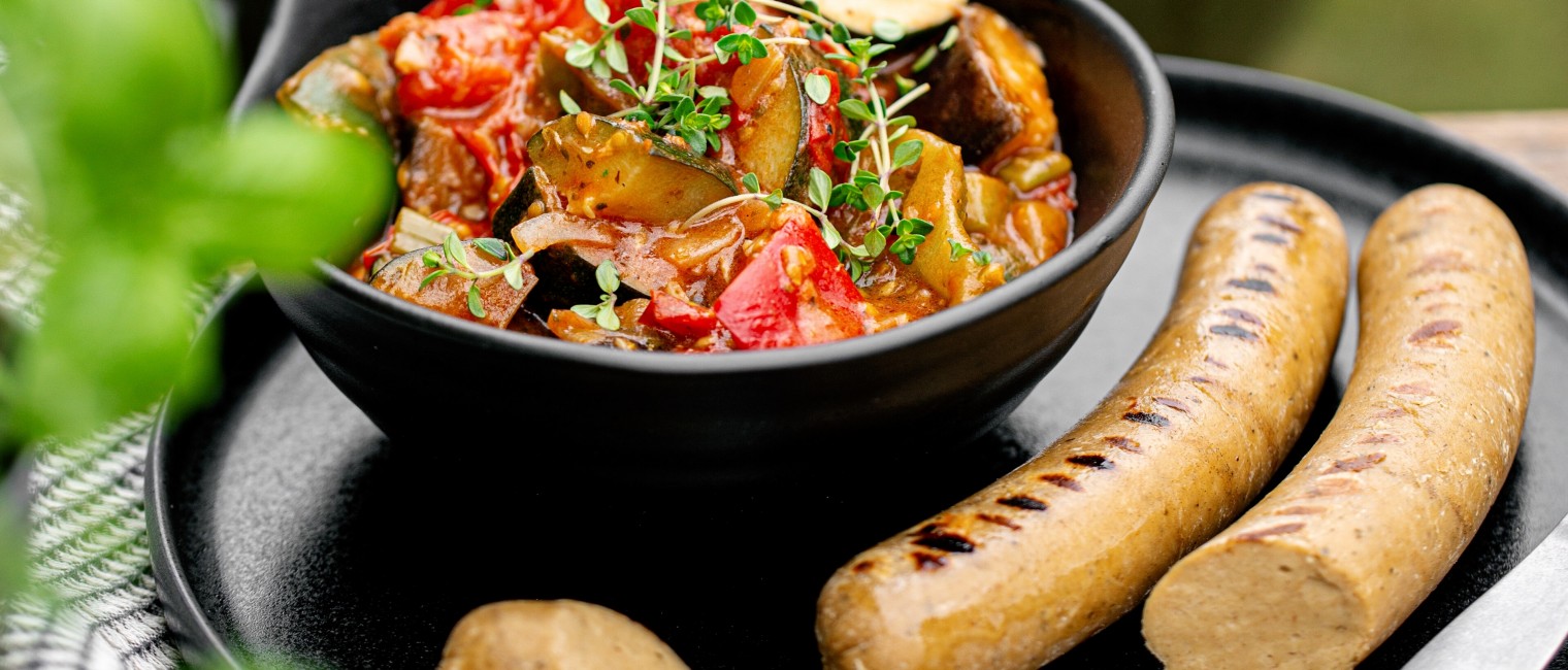 SPAR Mahlzeit Vegane Bratwurst mit Ratatouille-Gemüse