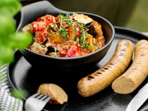 SPAR Mahlzeit Vegane Bratwurst mit Ratatouille-Gemüse