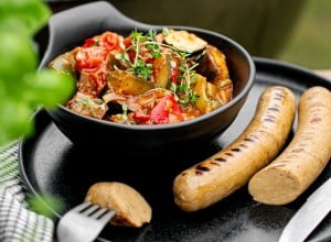 SPAR Mahlzeit Vegane Bratwurst mit Ratatouille-Gemüse