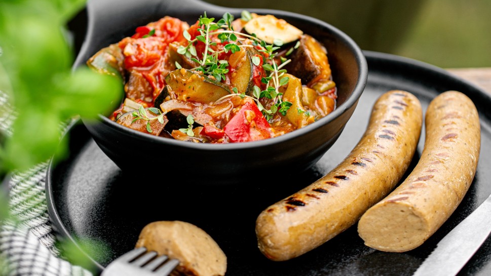 SPAR Mahlzeit Vegane Bratwurst mit Ratatouille-Gemüse