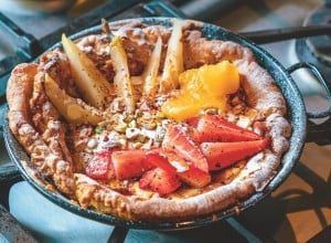 SPAR Mahlzeit Dutch Pancake mit Erdbeeren und pochierten Birnen