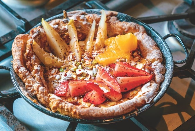 SPAR Mahlzeit Dutch Pancake mit Erdbeeren und pochierten Birnen