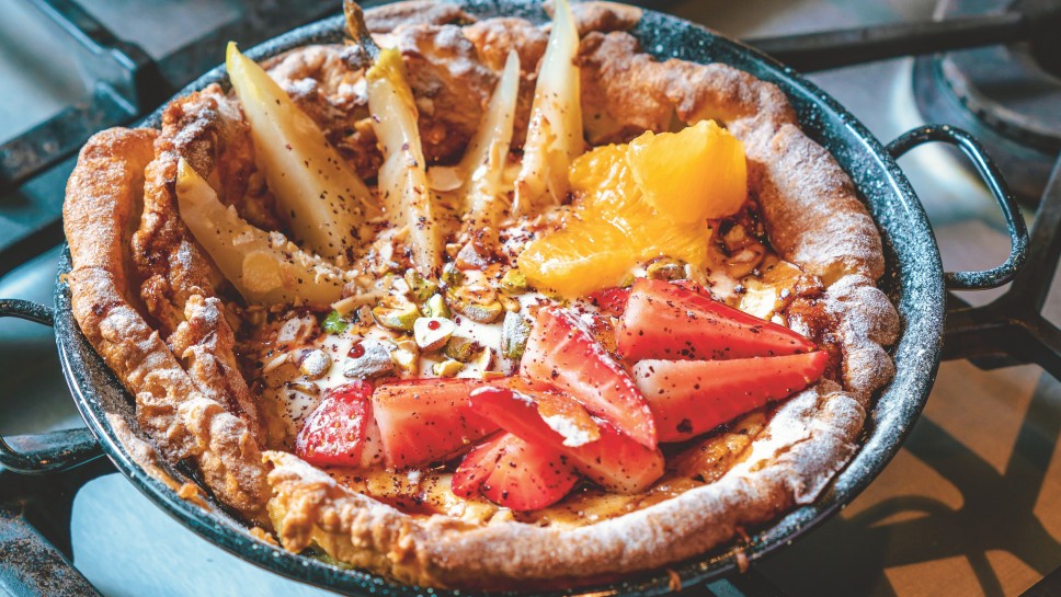 SPAR Mahlzeit Dutch Pancake mit Erdbeeren und pochierten Birnen
