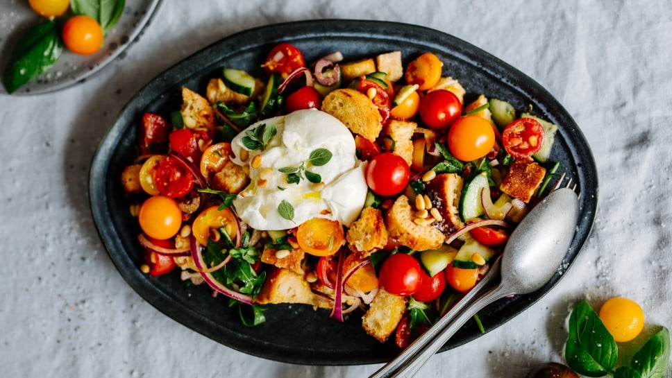 SPAR Mahlzeit Panzanella mit bunten Tomaten und Burrata