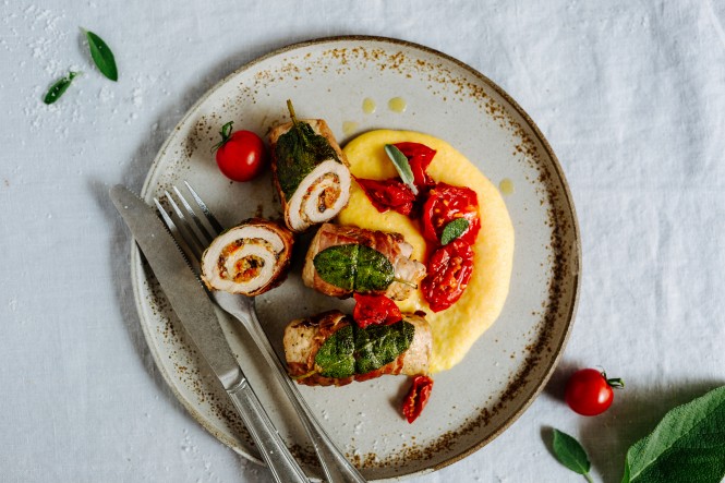 Involtini mit cremiger Polenta und Ofentomaten