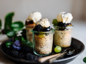 SPAR Mahlzeit Mohnküchlein mit Eis und herbstlichen Früchten