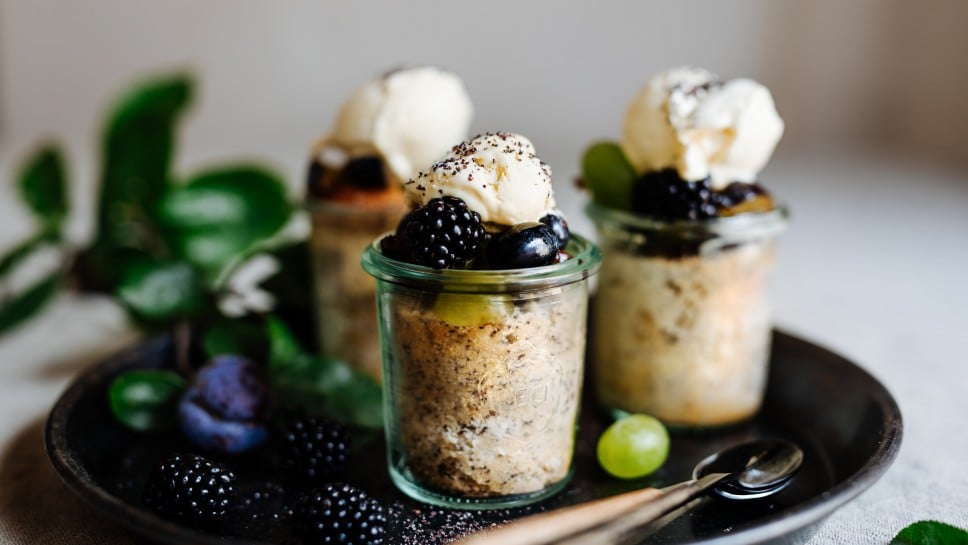 SPAR Mahlzeit Mohnküchlein mit Eis und herbstlichen Früchten
