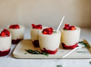 Grießflammerie mit Apfel-Preiselbeer-Kompott