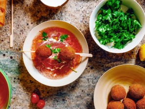 SPAR Mahlzeit Kürbis-Arancini auf Tomatenspiegel