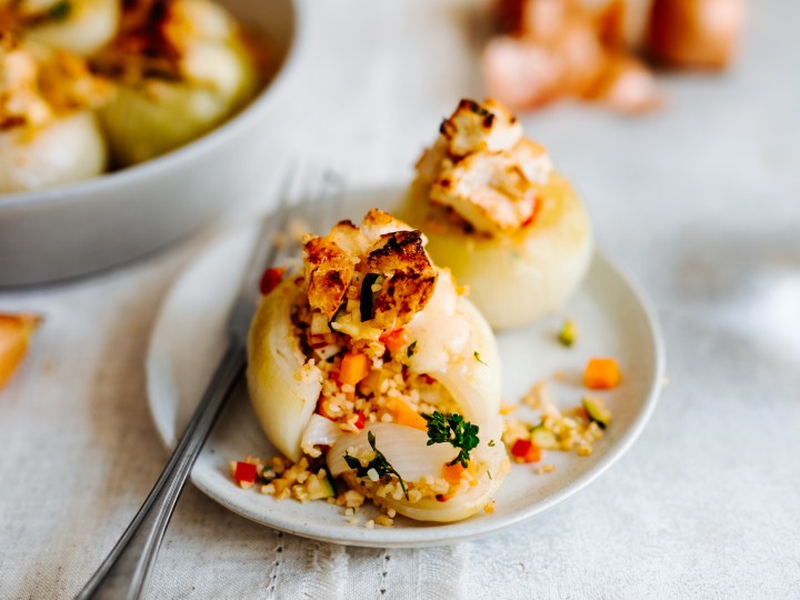Ofen-Zwiebeln mit Bulgur-Gemüse-Füllung
