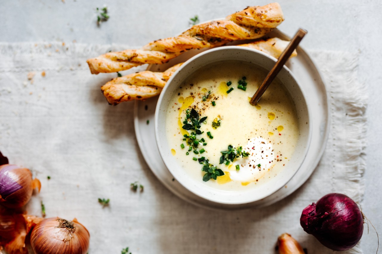 Zwiebel-Cremesuppe mit Blätterteig Stangerl