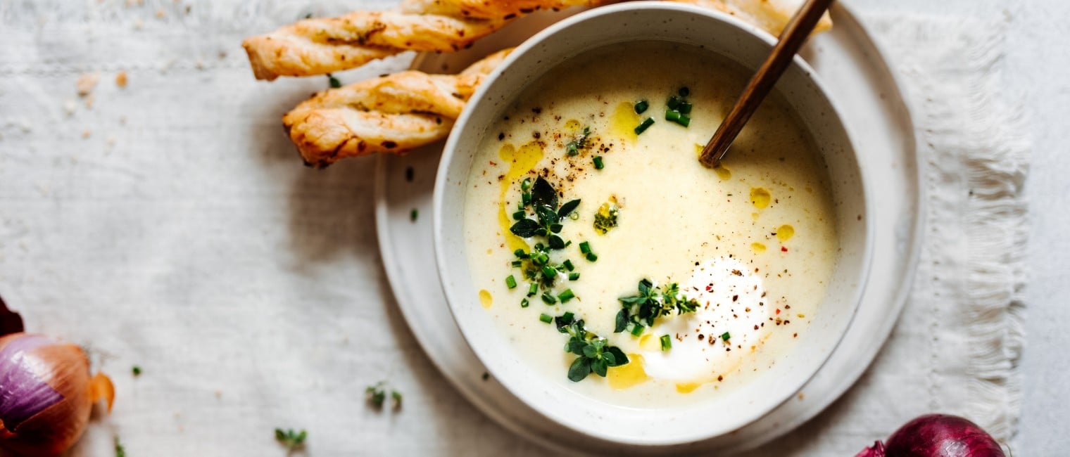 SPAR Mahlzeit Zwiebel-Cremesuppe mit Blätterteig-Zwiebel-Kräuter-Stangerl