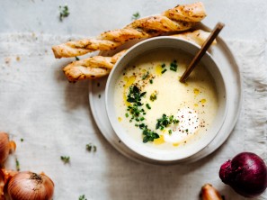 SPAR Mahlzeit Zwiebel-Cremesuppe mit Blätterteig-Zwiebel-Kräuter-Stangerl