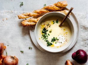 Zwiebel-Cremesuppe mit Blätterteig Stangerl