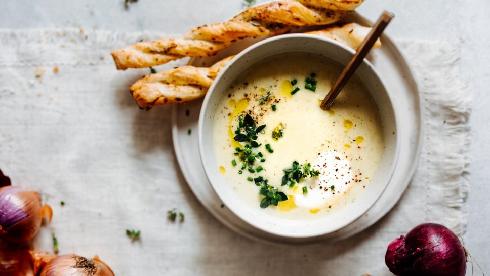 SPAR Mahlzeit Zwiebel-Cremesuppe mit Blätterteig-Zwiebel-Kräuter-Stangerl