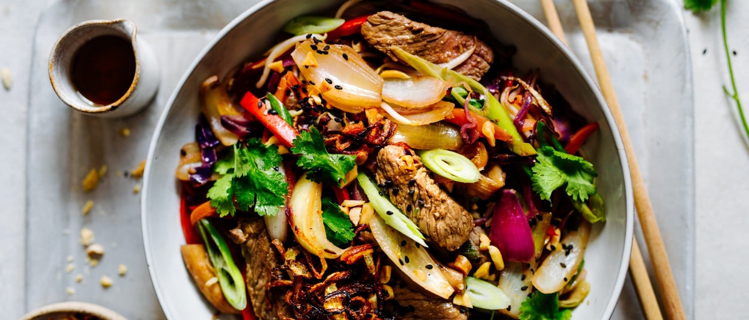 SPAR Mahlzeit Rindfleischstreifen mit Röstzwiebeln, Karotten, Sprossen und Asia-Gewürzen