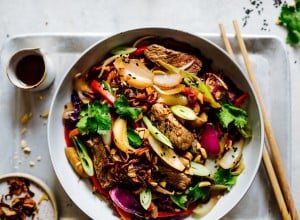 SPAR Mahlzeit Rindfleischstreifen mit Röstzwiebeln, Karotten, Sprossen und Asia-Gewürzen