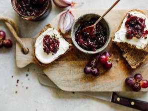 SPAR Mahlzeit Zwiebel-Chutney mit Preiselbeeren, Essig und Rotwein
