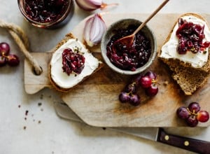 SPAR Mahlzeit Zwiebel-Chutney mit Preiselbeeren, Essig und Rotwein