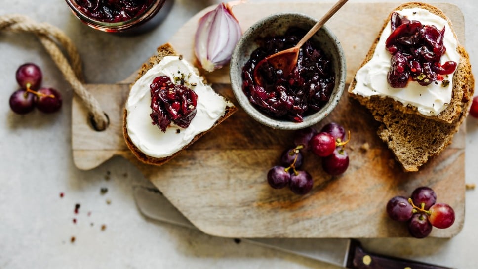 SPAR Mahlzeit Zwiebel-Chutney mit Preiselbeeren, Essig und Rotwein