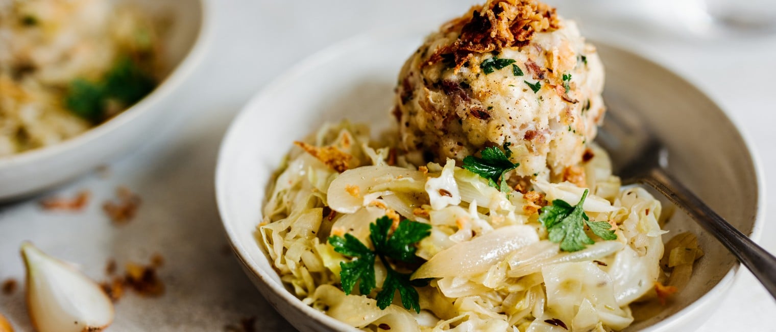 SPAR Mahlzeit Gedünstetes Zwiebel-Kraut mit Speckknödel und Röstzwiebeln