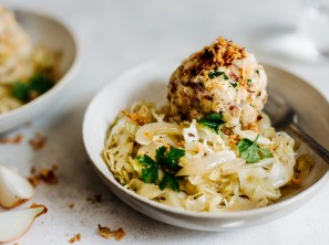 SPAR Mahlzeit Gedünstetes Zwiebel-Kraut mit Speckknödel und Röstzwiebeln