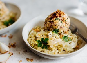 Gedünstetes Zwiebel-Kraut mit Speckknödel und Röstzwiebeln