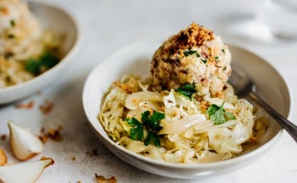 Gedünstetes Zwiebel-Kraut mit Speckknödel und Röstzwiebeln