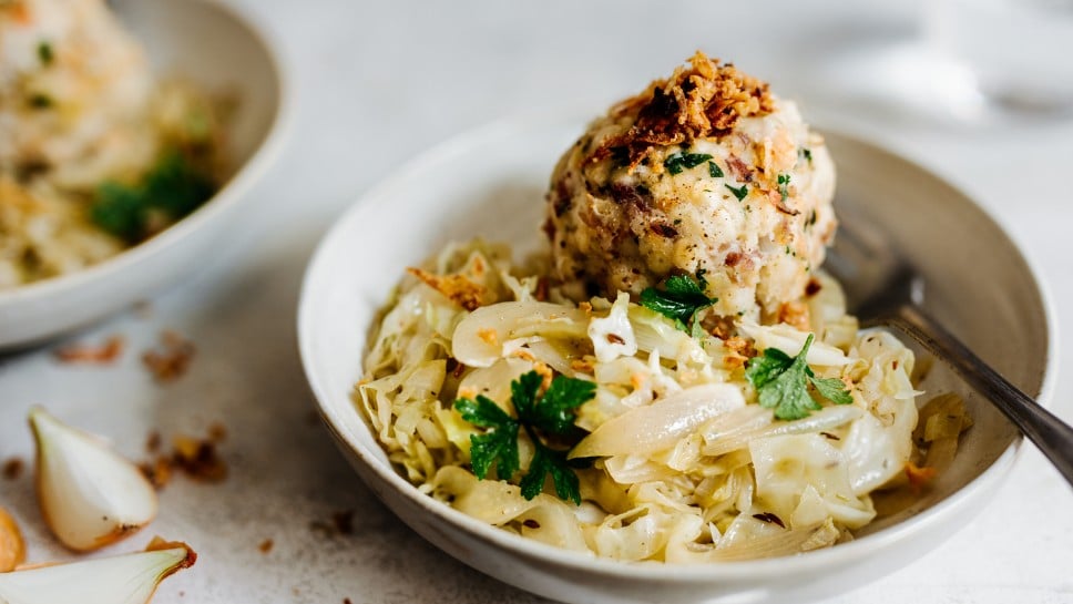 SPAR Mahlzeit Gedünstetes Zwiebel-Kraut mit Speckknödel und Röstzwiebeln