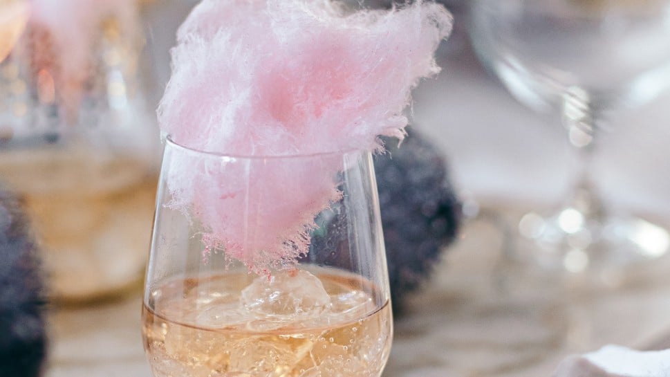 SPAR Mahlzeit Champagner-Wermut-Cocktail mit Zuckerwatte