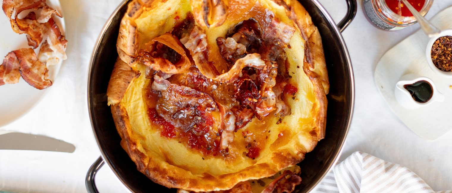 SPAR Mahlzeit Dutch Baby mit Ahornsirup, Speck und Chilisauce