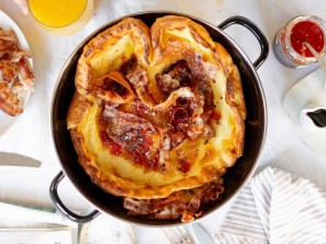 SPAR Mahlzeit Dutch Baby mit Ahornsirup, Speck und Chilisauce