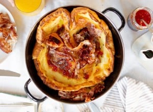 SPAR Mahlzeit Dutch Baby mit Ahornsirup, Speck und Chilisauce