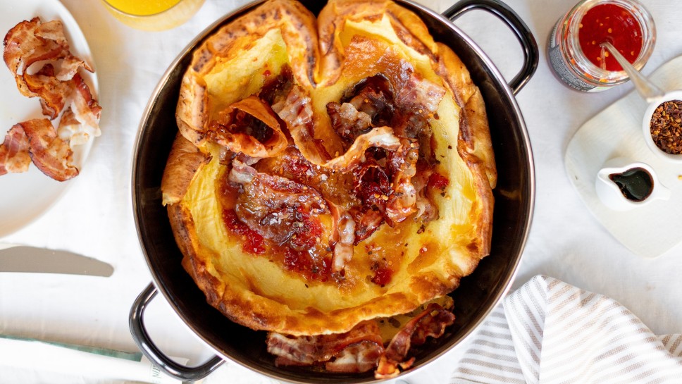 SPAR Mahlzeit Dutch Baby mit Ahornsirup, Speck und Chilisauce
