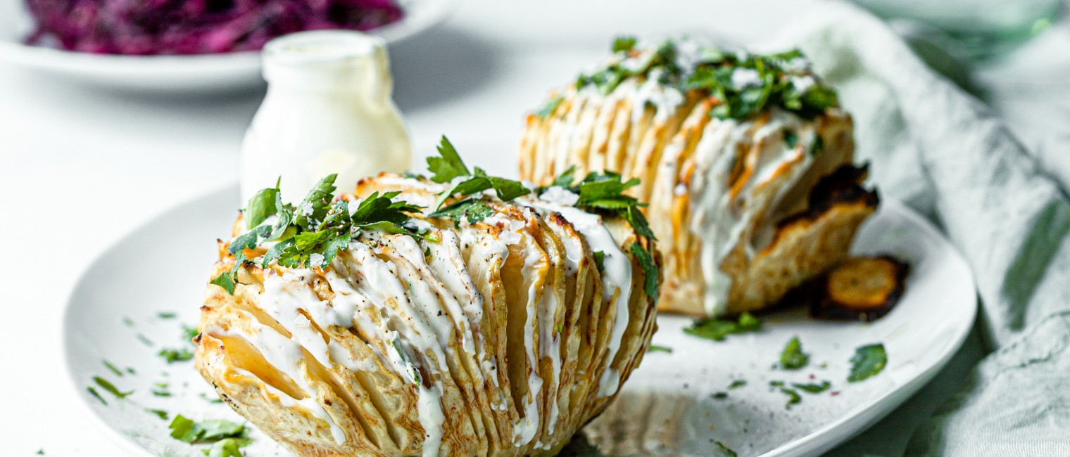 SPAR Mahlzeit Hasselback-Sellerie mit Jogurt-Dip und Rotkrautsalat