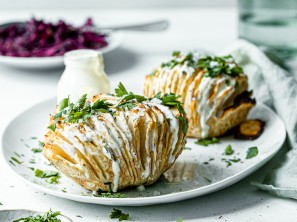 SPAR Mahlzeit Hasselback-Sellerie mit Jogurt-Dip und Rotkrautsalat