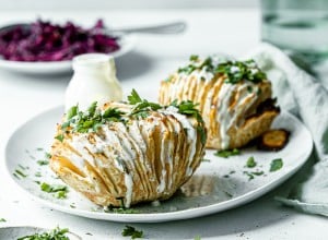 Hasselback-Sellerie mit Jogurt-Dip und Rotkrautsalat